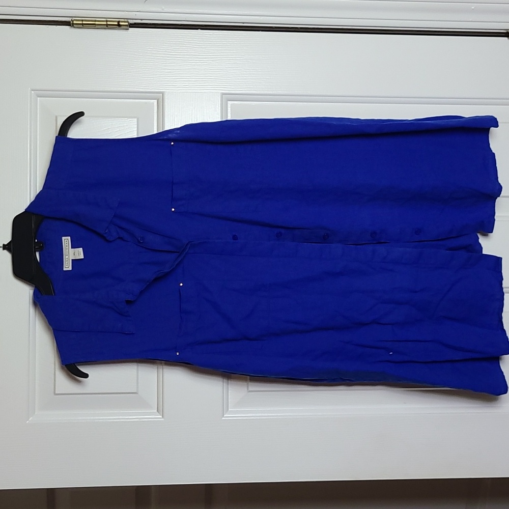 Ladies Sleeveless Button Down Shirt